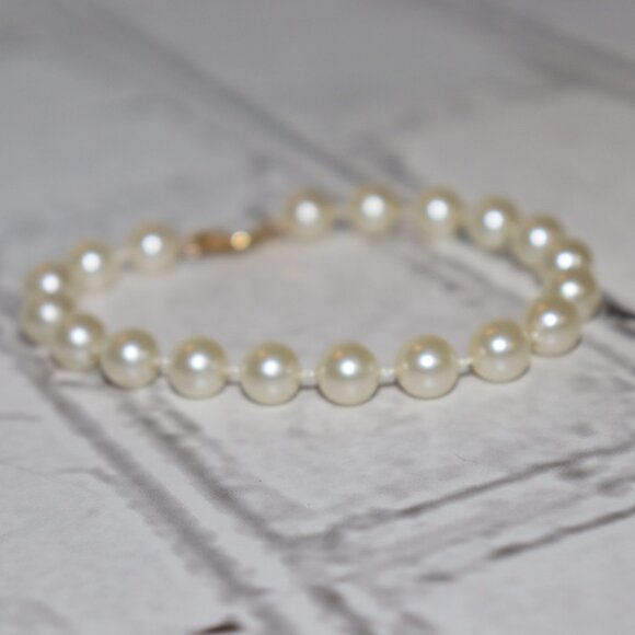 🌸 Vintage Pearl & Gold Bracelet · 8" · Lightweight & Elegant ✨ - Picture 3 of 4
